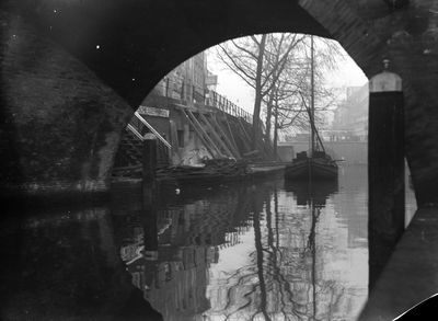 816661 Gezicht op de Oudegracht te Utrecht, van onder één van de bogen van de Jansbrug, uit het zuiden.